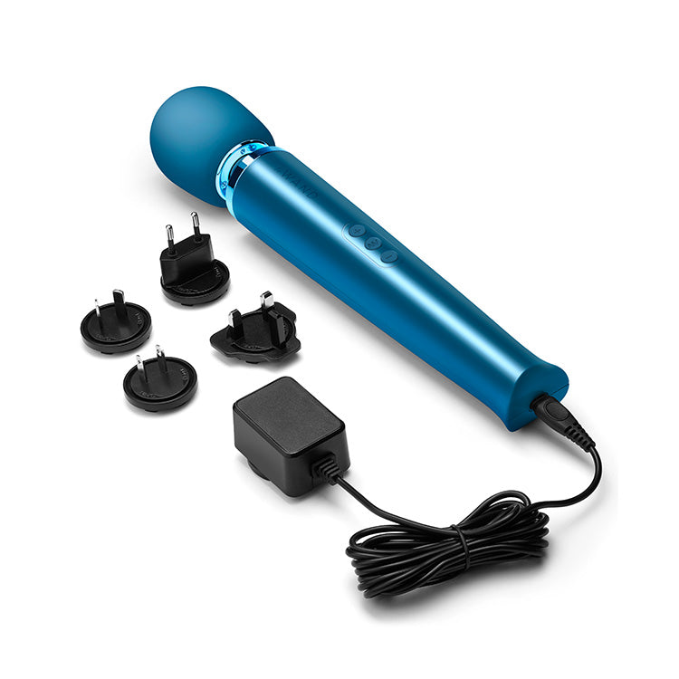 Le_Wand_Rechargeable_Vibrating_Massager_Pacific_Blue_Charge
